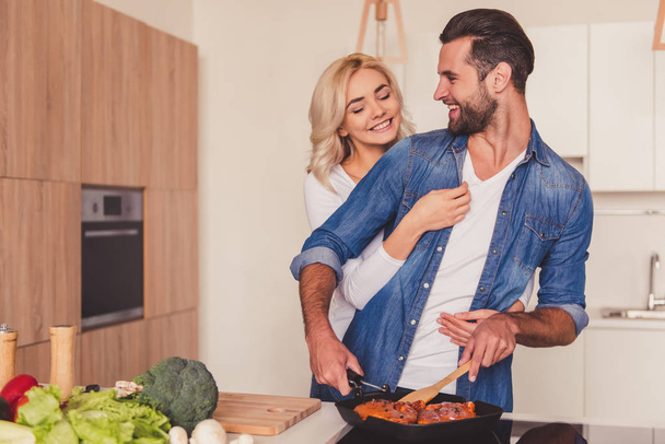 Beautiful couple cooking - Foto, immagini