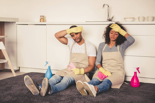 Afro americano pareja limpieza
 - Foto, imagen