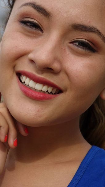 Beautiful Young Woman Smiling - Fotoğraf, Görsel