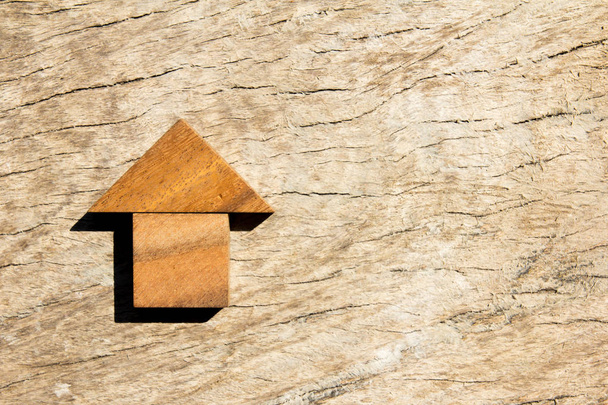 Puzzle tangram en bois en forme de maison pour maison de rêve ou concept de vie heureuse
 - Photo, image