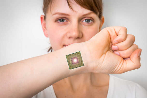 Implante de chip biónico (procesador) en el cuerpo humano femenino
 - Foto, Imagen