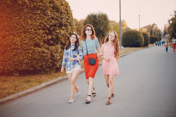 Trois filles en promenade
 - Photo, image