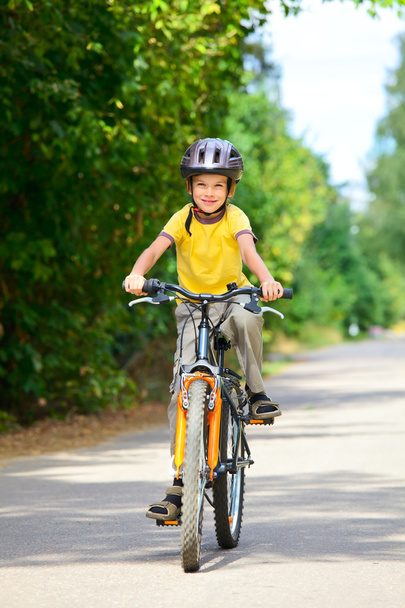 Kid on a bike - Foto, Imagen