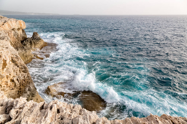 Hullámok tengeri sziklák Ciprus - Fotó, kép