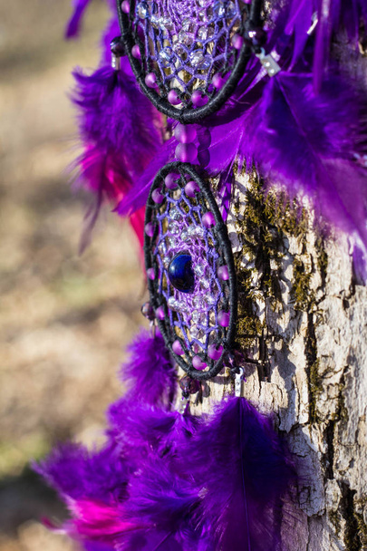 Ловец снов из перьев, кожи, бусин и веревок
 - Фото, изображение