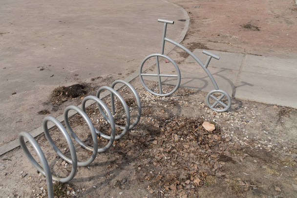 Σύστημα άδειο και χωρίς επίβλεψη στάθμευσης ποδηλάτων - Φωτογραφία, εικόνα