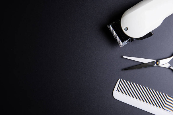 Tijeras de peluquero profesional con estilo, peine blanco y blanco elegido
 - Foto, Imagen