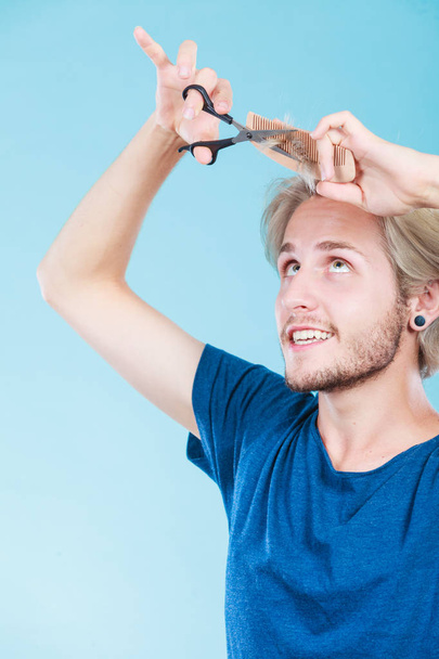 Man with scissors and comb creating new coiffure - Foto, Bild