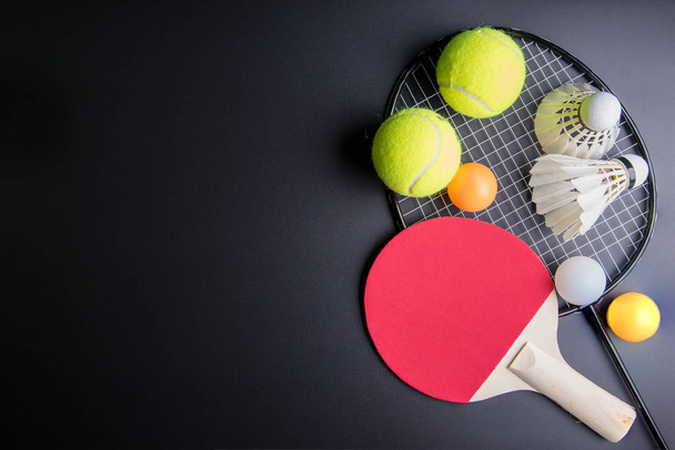 Schläger Tischtennis, Tischtennisball, Federhähne, Badmintonschläger - Foto, Bild
