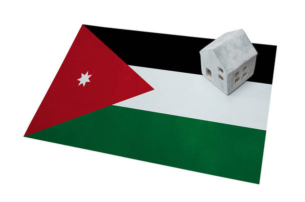 Bir bayrak - Jordan üzerinde küçük ev - Fotoğraf, Görsel