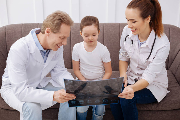 doctors talking to their little patient - Valokuva, kuva