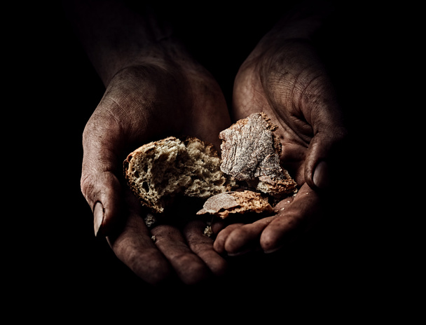 A kenyeret a koldus kezébe - Fotó, kép