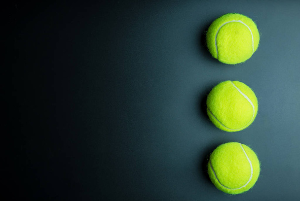 Μπάλα του τένις που απομονώνονται σε μαύρο φόντο με αντίγραφο χώρου. - Φωτογραφία, εικόνα