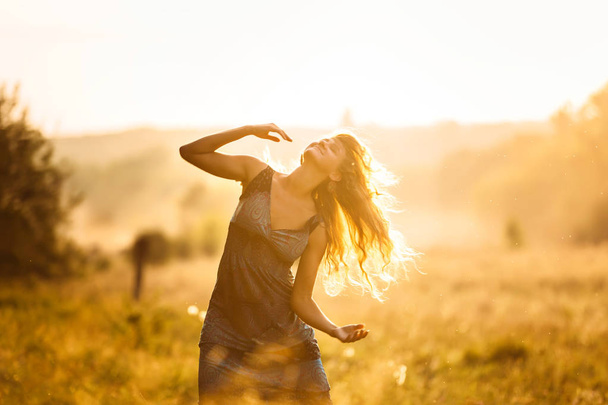 Tančící dívka při západu slunce - Fotografie, Obrázek