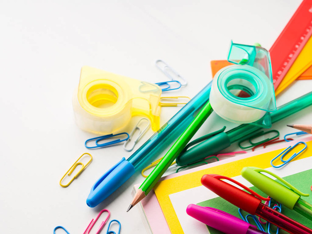Paperitavarat värikäs koulu kirjallisesti työkalut tarvikkeet kynät
 - Valokuva, kuva