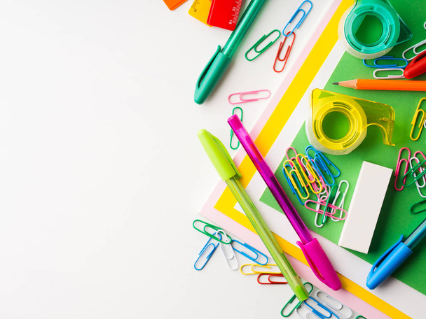 Paperitavarat värikäs koulu kirjallisesti työkalut tarvikkeet kynät
 - Valokuva, kuva