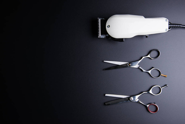 Ciseaux de coiffeur professionnel élégant et tondeuses électriques blanches
 - Photo, image
