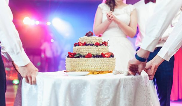 γαμήλια τελετή. Σερβιτόροι που εξυπηρετούν γαμήλια τούρτα - Φωτογραφία, εικόνα