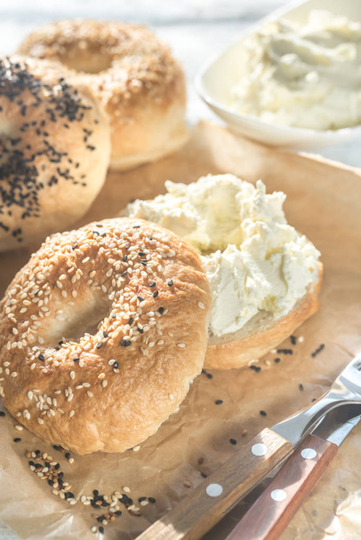 Bagel with cream cheese - Foto, immagini