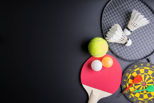 Darts, Schläger Tischtennis, Tischtennisball, Federball, Badminton - Foto, Bild