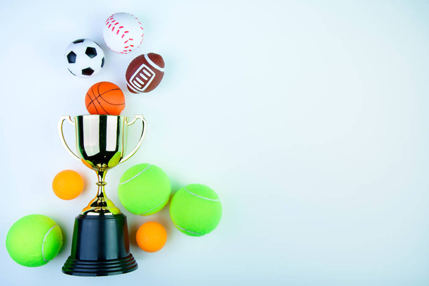 Kultainen palkinto, Jalkapallo lelu, Baseball lelu, Ping pong pallo, Tenni
 - Valokuva, kuva