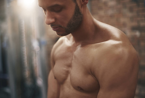 muskulöser, hemdsloser Mann trainiert im Fitnessstudio - Foto, Bild
