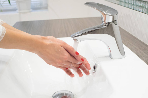 Мытье рук с мылом с водой
 - Фото, изображение