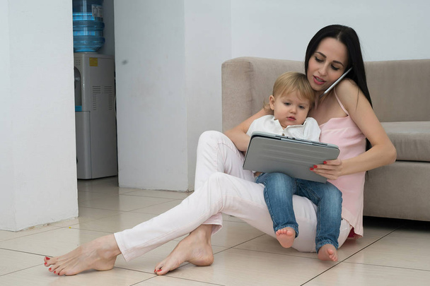 Young woman using tablet with her son - Foto, Imagen