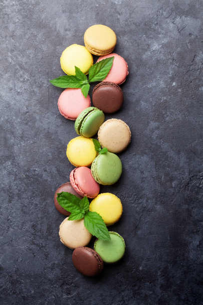 Macarons colorés sur la table
 - Photo, image