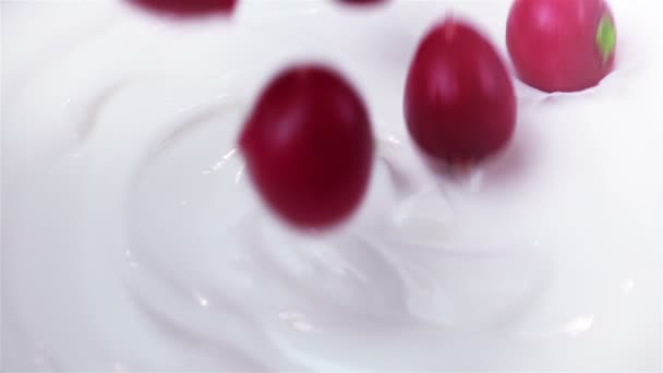 Dvě videa z ředkvičky spadajících do jogurtu v reálném Zpomalený pohyb - Záběry, video