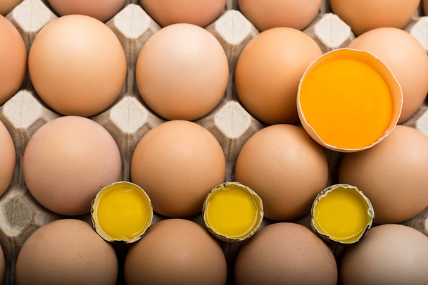 Kanan ja viiriäisen munien tausta pahvilaatikossa
. - Valokuva, kuva