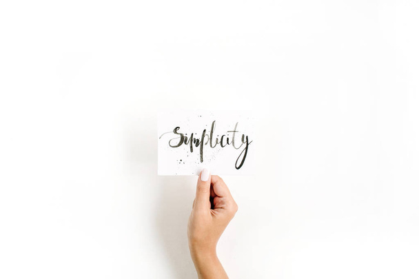 main de fille tenant la carte avec mot Simplicité
  - Photo, image