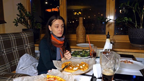 Krásná žena hovoří na přítele v restauraci - Fotografie, Obrázek