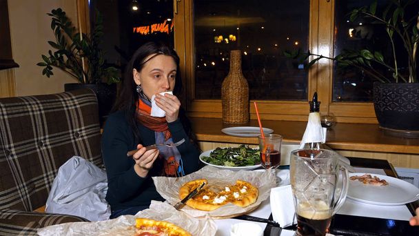 Mooie vrouw praat met een vriend in een restaurant - Foto, afbeelding