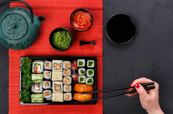 Rolki w japońskiej restauracji i jedzenie sushi - Zdjęcie, obraz