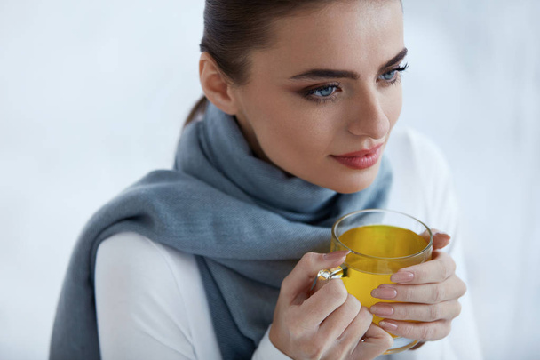 Beautiful Woman In Warm Scarf Drinking Hot Drink, Warming Tea - 写真・画像