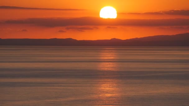 Prachtige zonsondergang boven de zee - Video