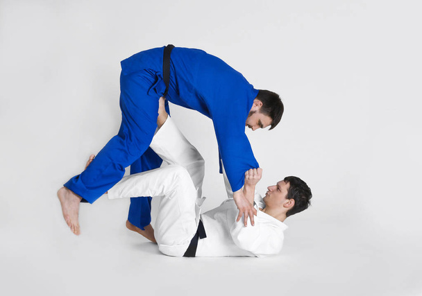 Men practicing martial arts - Foto, Imagen