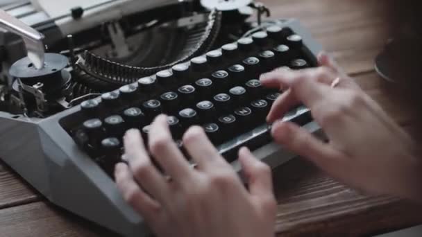 Spisovatel, psaní s retro psací stroj. - Záběry, video