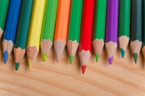 Dřevěné barevné tužky, na dřevěném stole - Fotografie, Obrázek