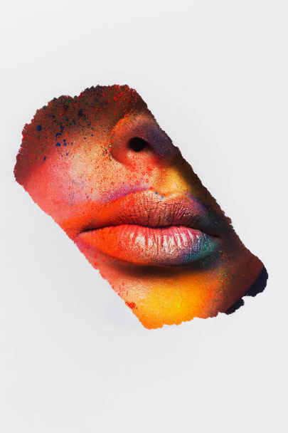 Τα χείλη του μοντέλου με πολύχρωμα τέχνη του make-up, γκρο πλαν - Φωτογραφία, εικόνα