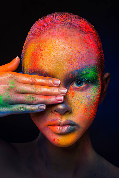 Modelo com maquiagem de arte colorida, close-up
 - Foto, Imagem