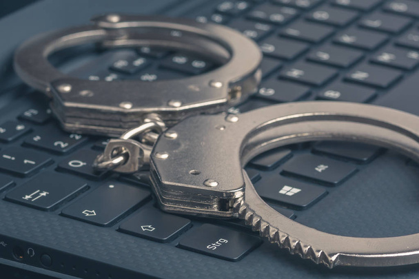 наручники на ноутбуці крупним планом. концепція кібер хакерської злочинності
. - Фото, зображення