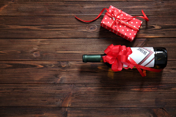wine bottle and gift box  - Foto, afbeelding
