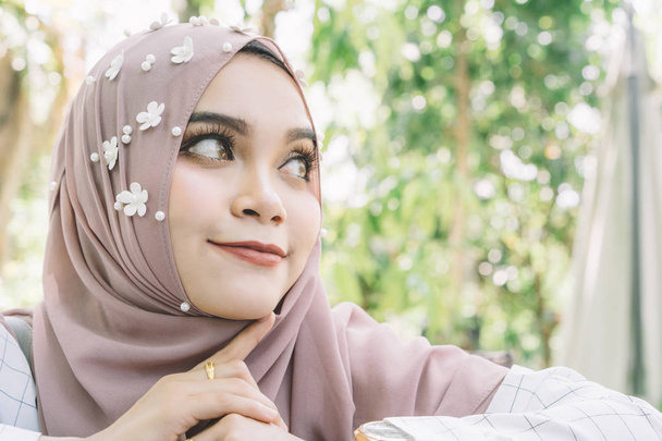 Moda piękny portret młodej kobiety Muzułmańskie piękny, młody Muzułmanin Azjatki. - Zdjęcie, obraz