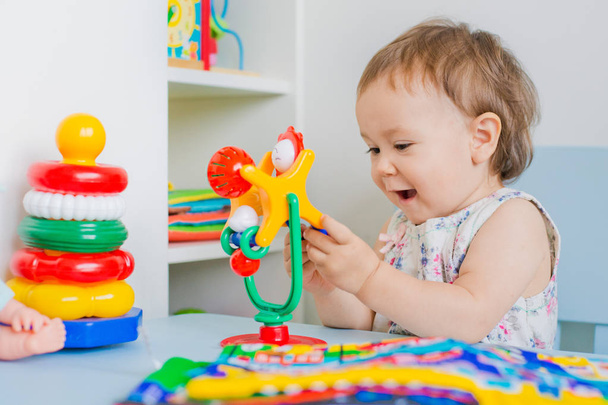 bambina che gioca con giocattolo educativo nella scuola materna - Foto, immagini
