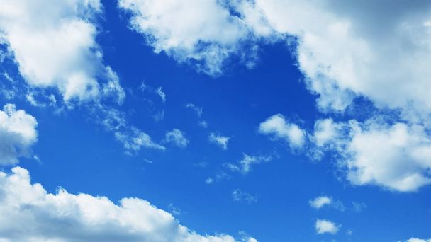 Osittain pilvinen sää taivas
 - Valokuva, kuva