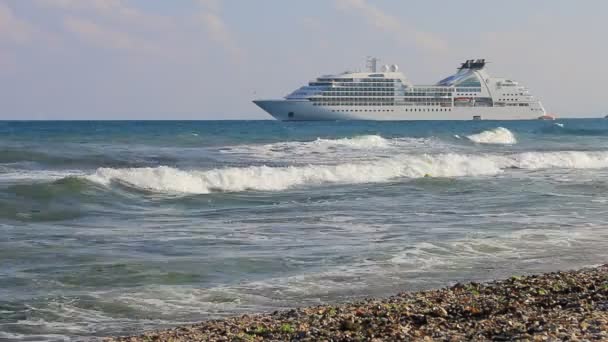 Cruise liner near to the beach - Footage, Video