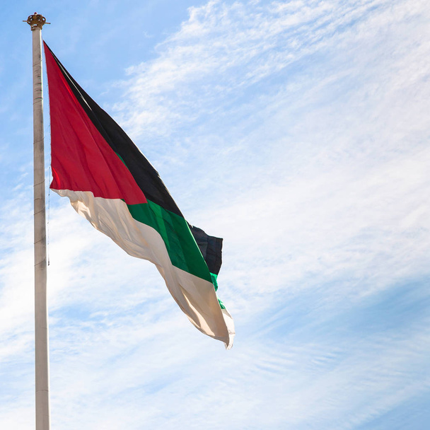 Vlag van de Arabische opstand met blauwe hemel in Aqaba - Foto, afbeelding