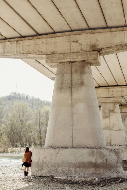 boho donna posa sotto il ponte
 - Foto, immagini